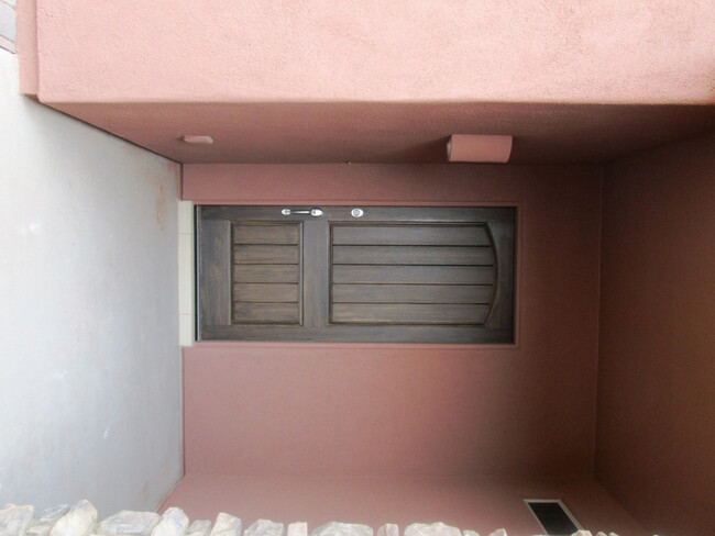 Foto del edificio - Unfurnished, 1-year long-term rental