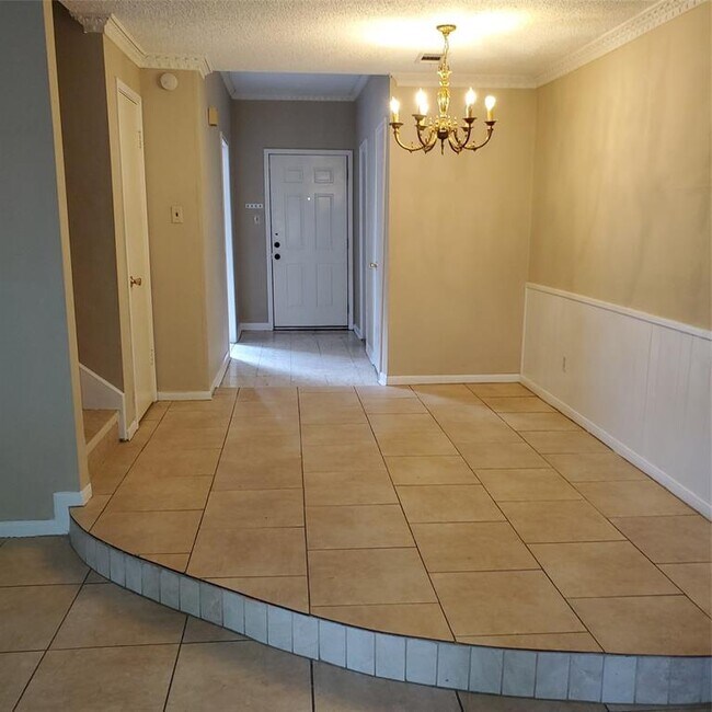 Foto del edificio - 7700 Creekbend Dr
