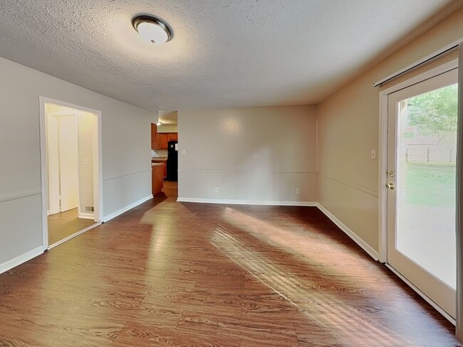 Building Photo - 323 Hillendale Dr