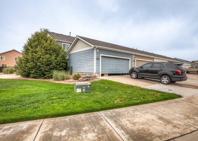 Building Photo - Spacious townhome with low maintenance.