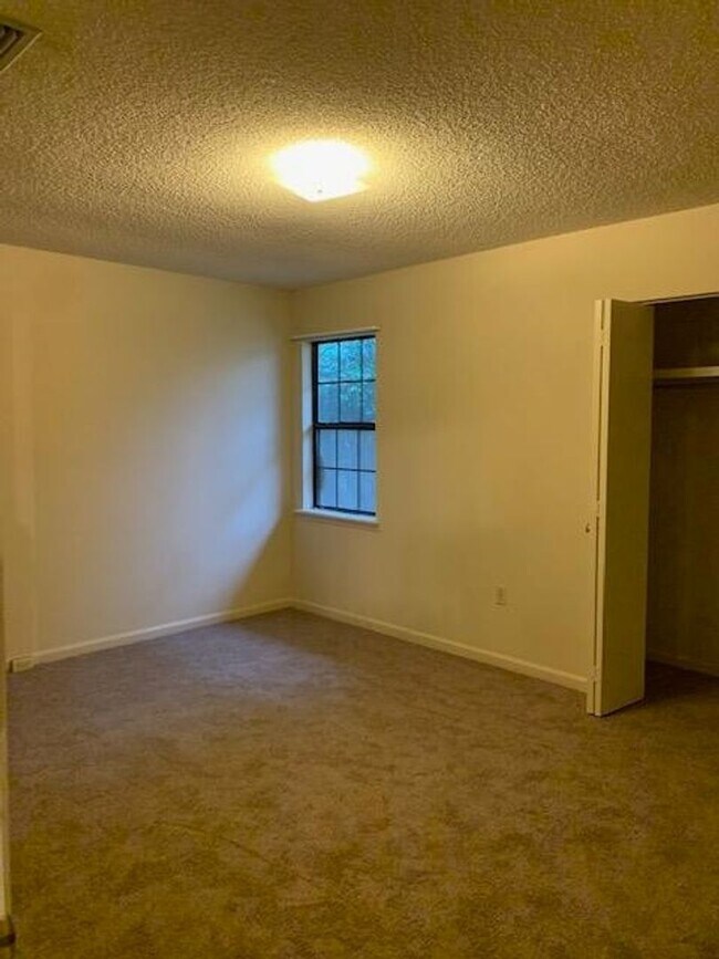 Building Photo - 2 Bedroom/2 Bathroom Townhome located clos...