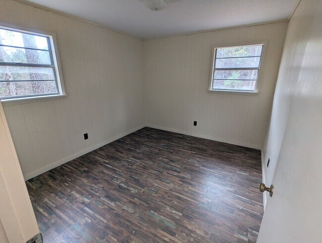 Building Photo - 2 Bedroom 1 Bath Home in Coker