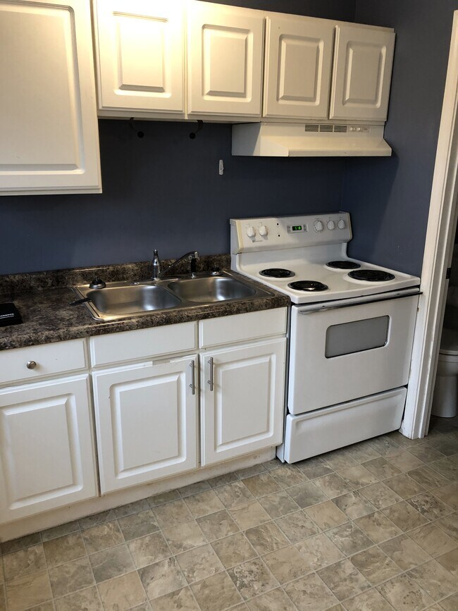 Kitchen - 929 E Clay St