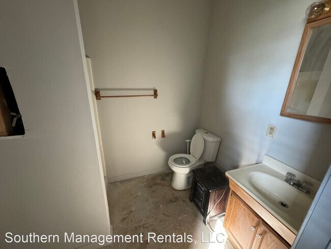 Building Photo - Studio, 1 bath House - 719 S Pine St.