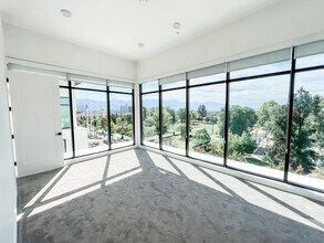 Building Photo - Olive