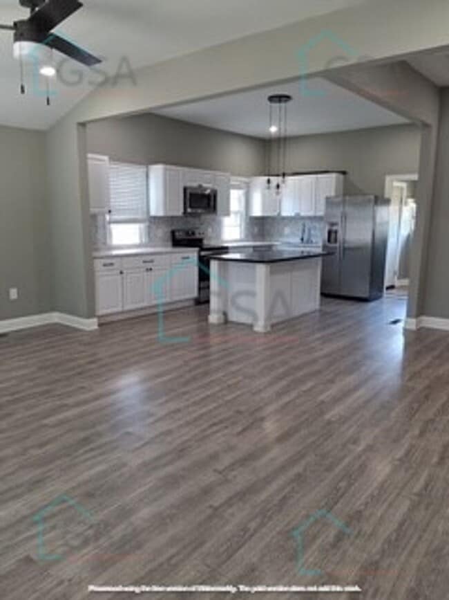 Building Photo - 2 Bedroom 1 Bath Available!