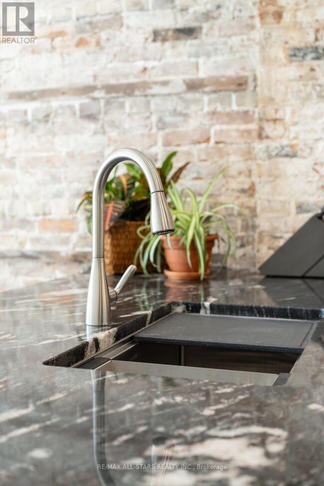 Building Photo - 61 Colborne St