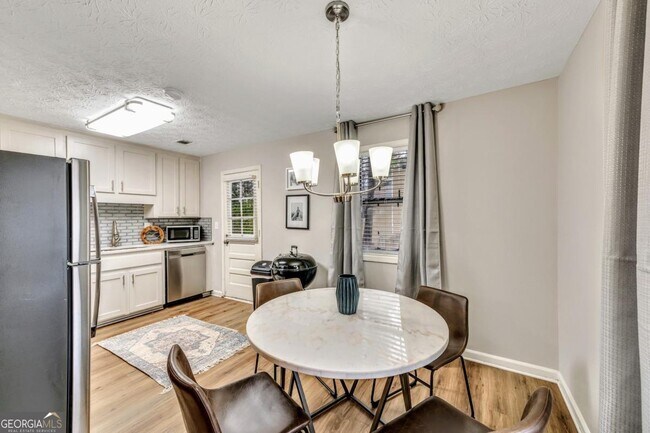 Foto del edificio - 160 Booth Rd SW