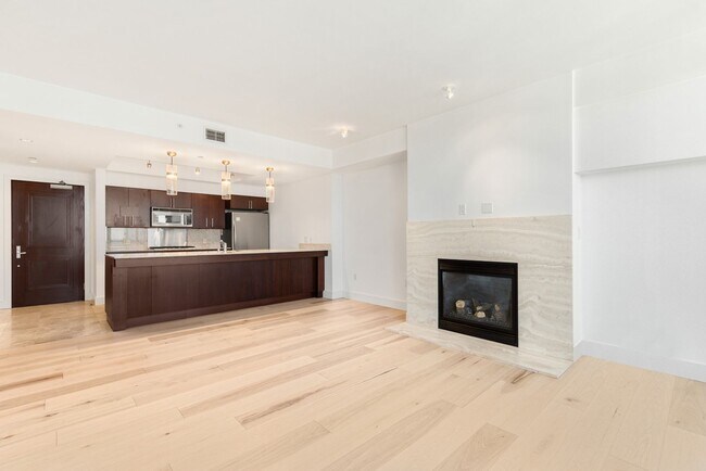 Foto del edificio - 650 Bellevue Way NE