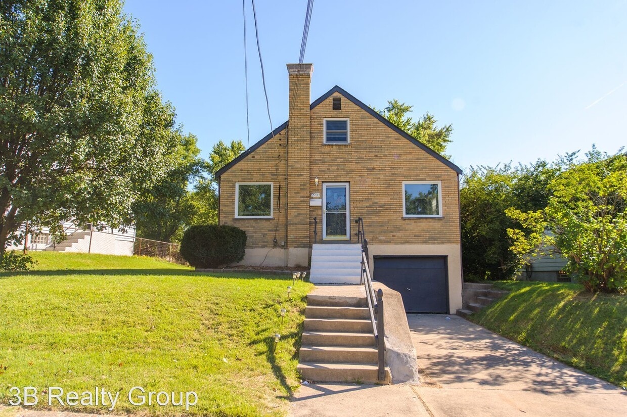 Primary Photo - 3 br, 1 bath House - ROYAL GLEN 2928