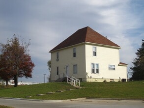Building Photo - 1266 E Orange Rd