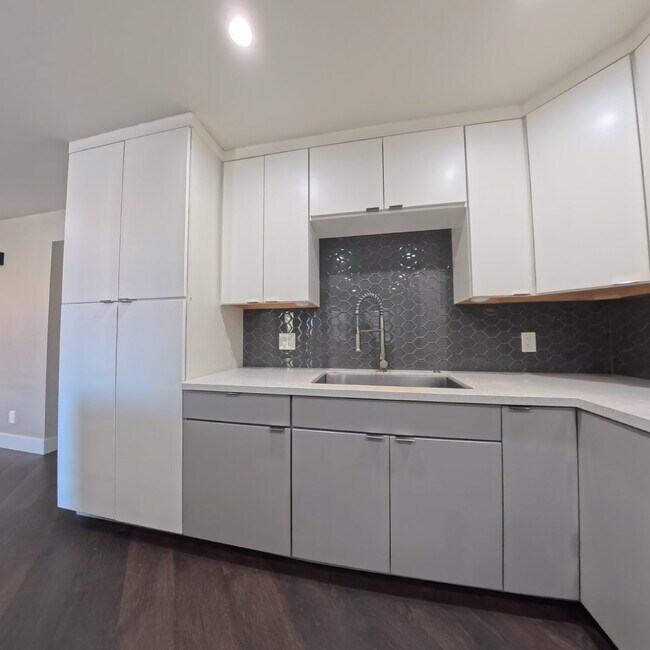 Foto del edificio - Highly Remodeled | 2nd Floor | Storage Room