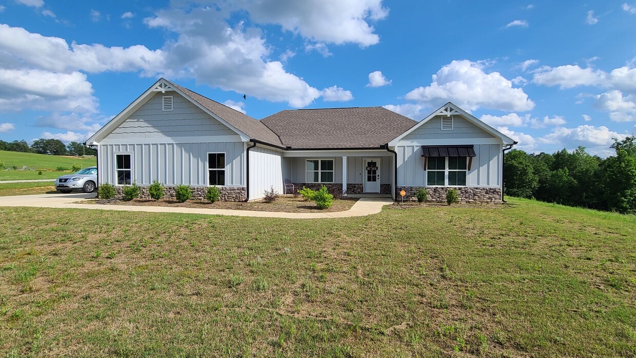 Primary Photo - Country living in a modern house