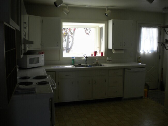 Building Photo - Great location on close to high school