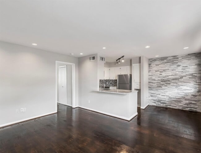 Building Photo - 309 Stratford St