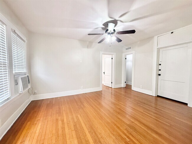 Building Photo - 1126 Berthea St