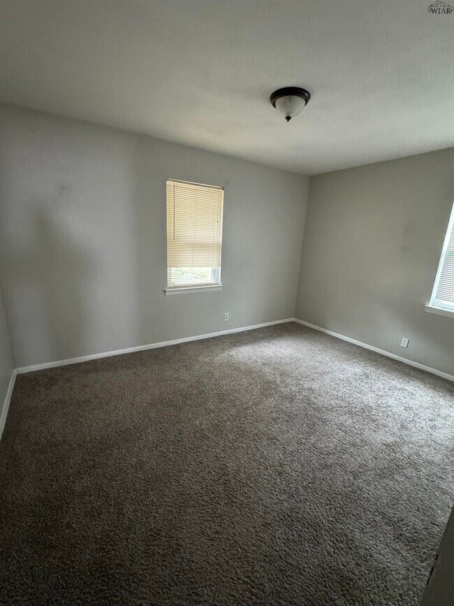Building Photo - 1400 Phoenix Dr