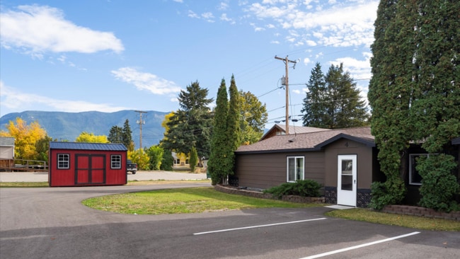 Building Photo - 1022 9th St W