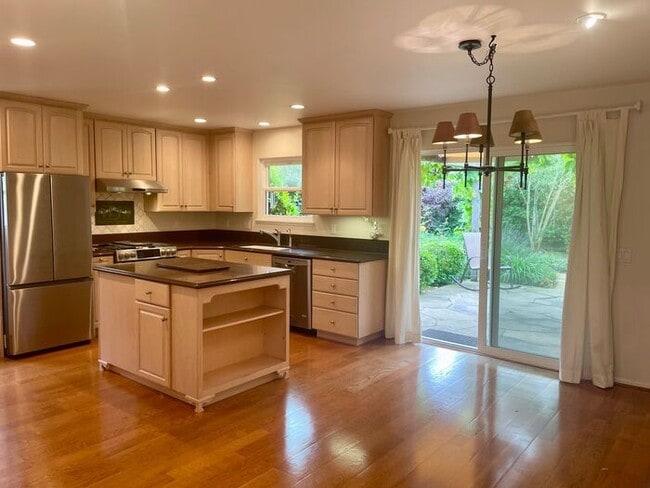 Building Photo - Carpinteria 3 Bedroom House - Available Au...