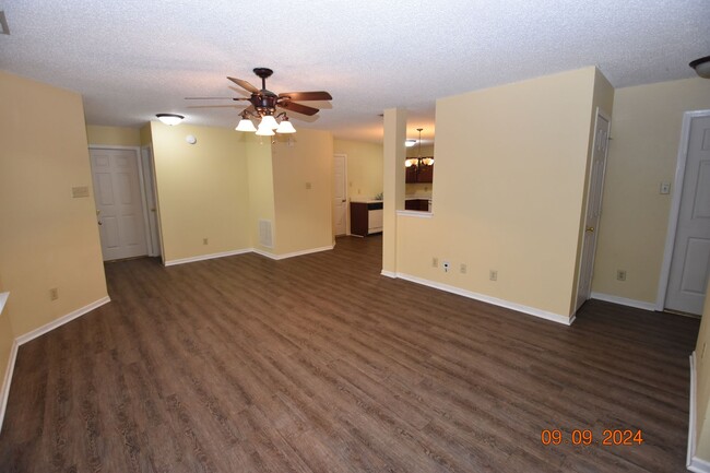 Building Photo - 658 Florence Dr