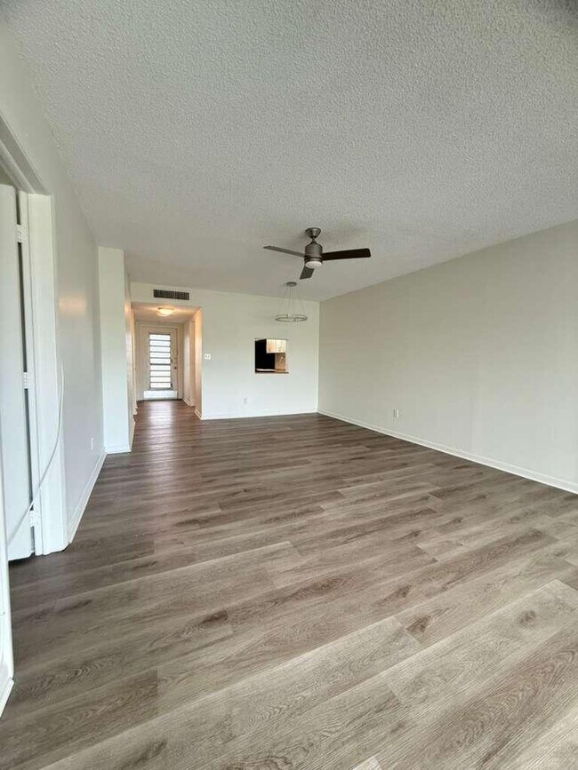 Foto del edificio - 6300 NW 62nd St