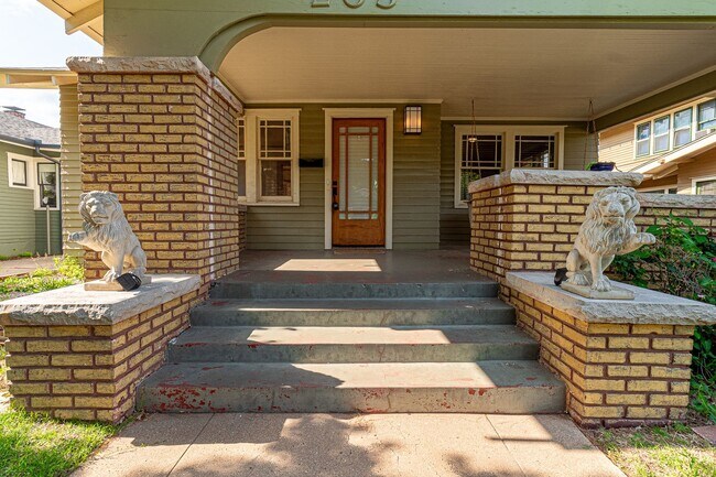 Building Photo - 3 Bed 1 Bath in OKC! - Half off on the fir...