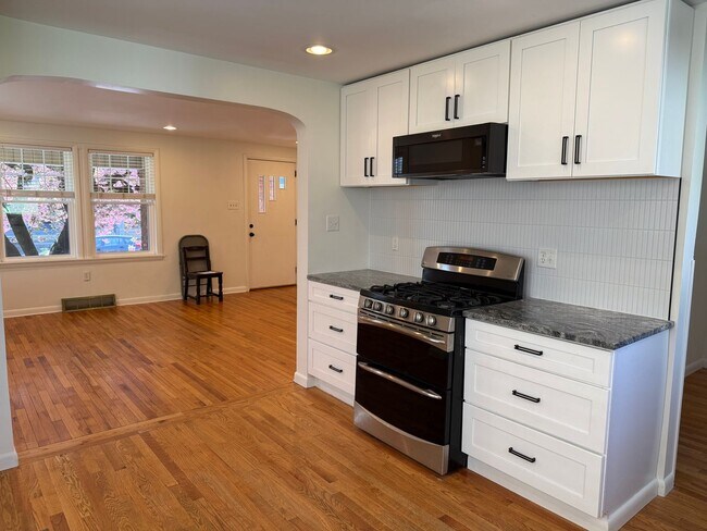 Foto del edificio - Newly Renovated 3-Bedroom, 1-Bathroom End-Row Townhome with Bonus Room & Backyard!