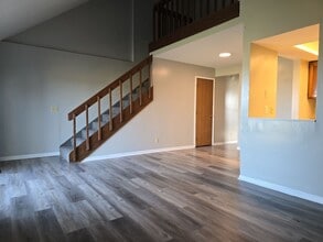 Building Photo - 215 Lightning Hill Blvd