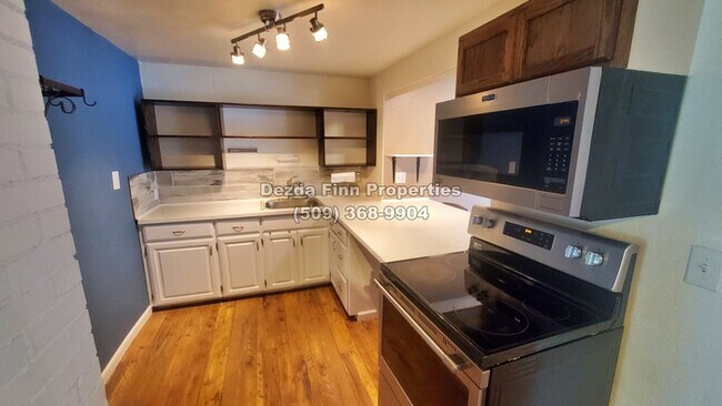 Building Photo - Immaculately Kept and Spacious Shadle Home
