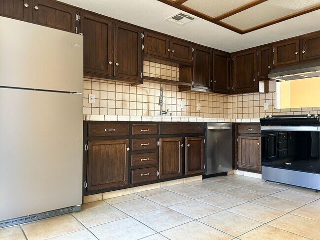 Building Photo - 912 W Graaf Ave