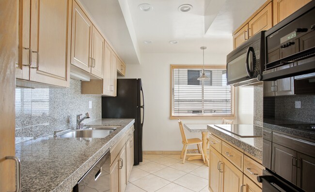 Building Photo - 7250 Franklin Ave