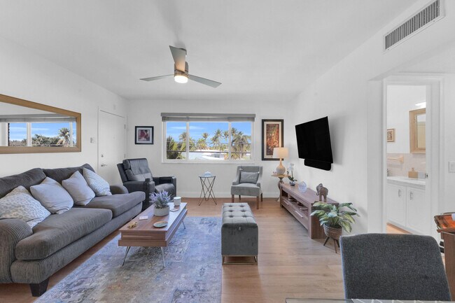 Building Photo - 406 S Cypress Rd