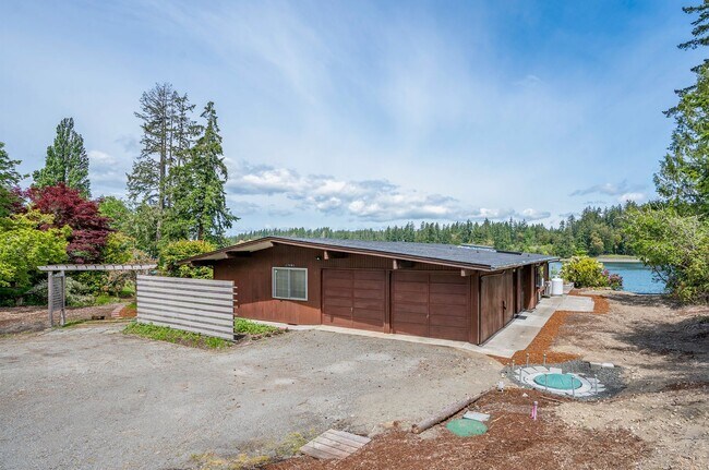 Foto del edificio - 3-Bed Waterfront Home in Vaughn