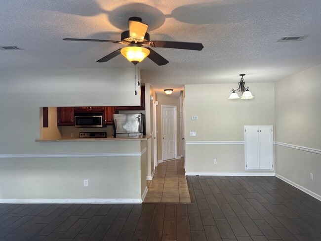 Foto del edificio - 107 Winthrope Ln