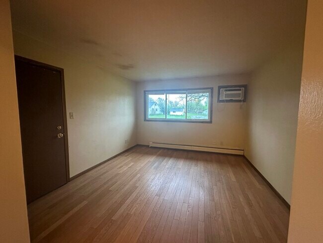 Building Photo - 1210 Robins Rd