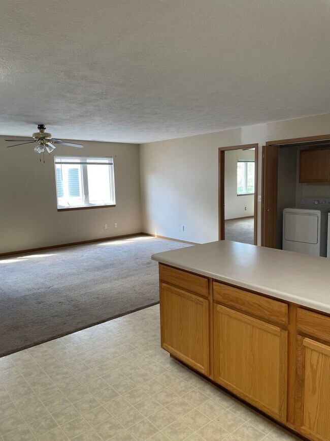 Foto del edificio - Spacious 2-Bedroom Townhome with Attached Garage in Brandon!