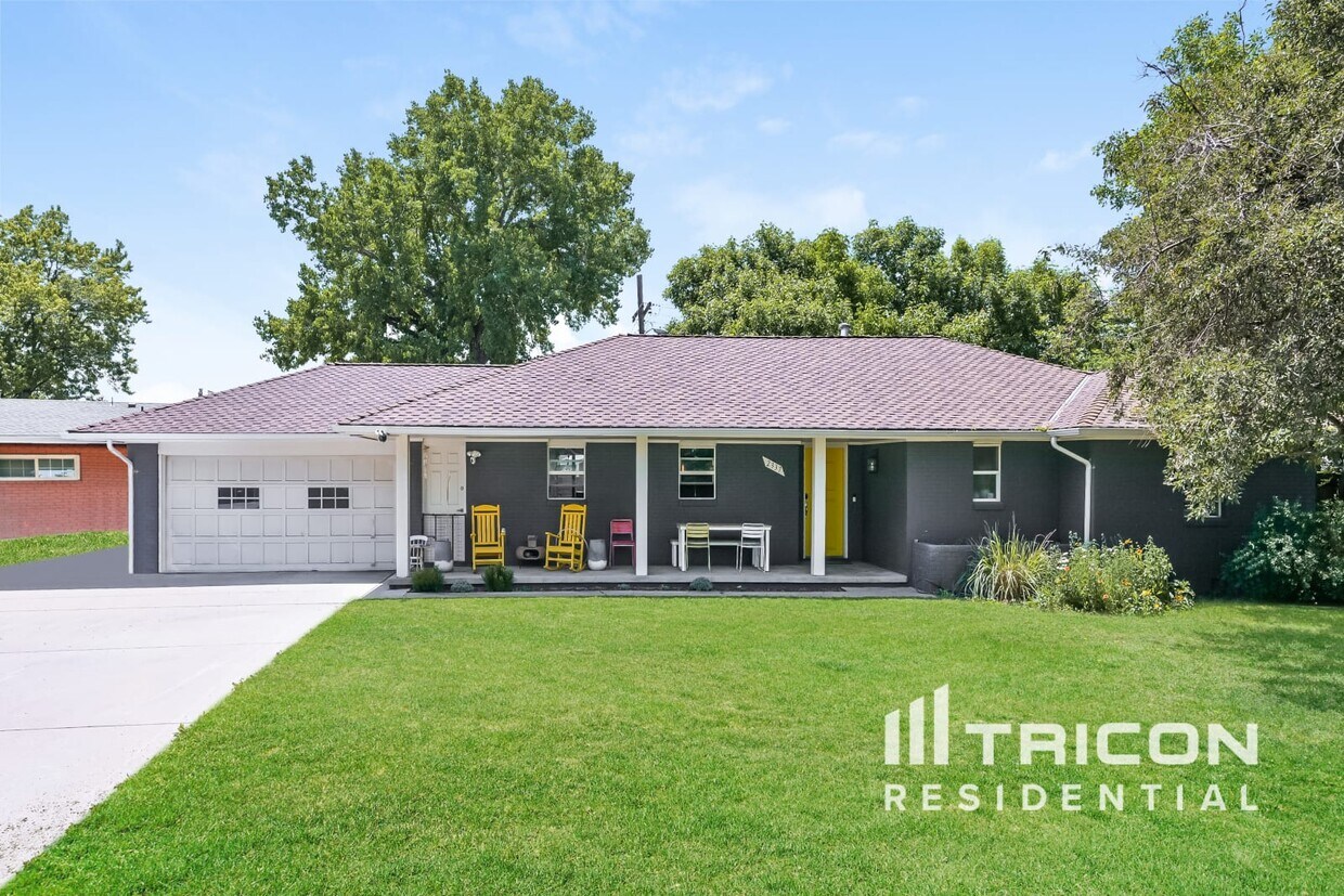 Primary Photo - 2337 S Elm Dr