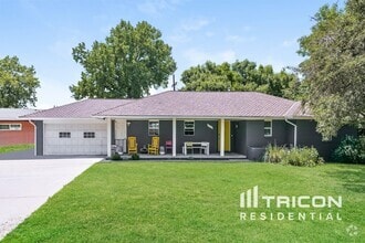 Building Photo - 2337 S Elm Dr