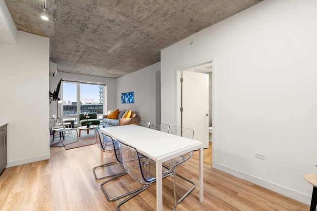 Building Photo - 853 W Blackhawk St