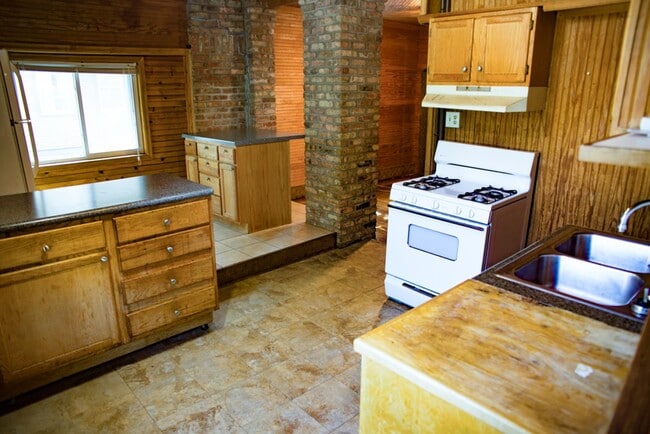 Building Photo - 5 Bed 2 Bath Como House Available September 2026