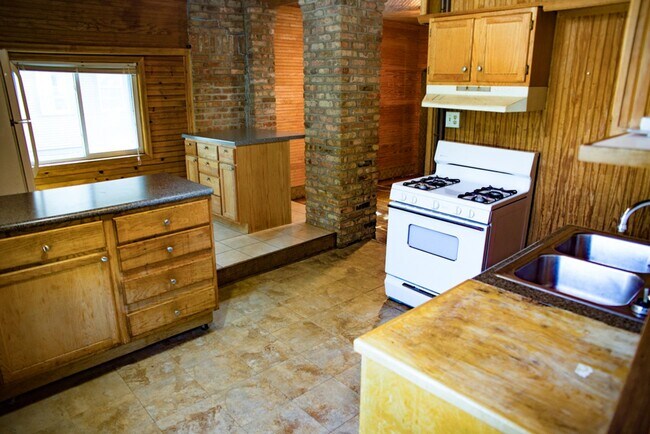 Foto del edificio - 5 Bed 2 Bath Como House Available September 2026