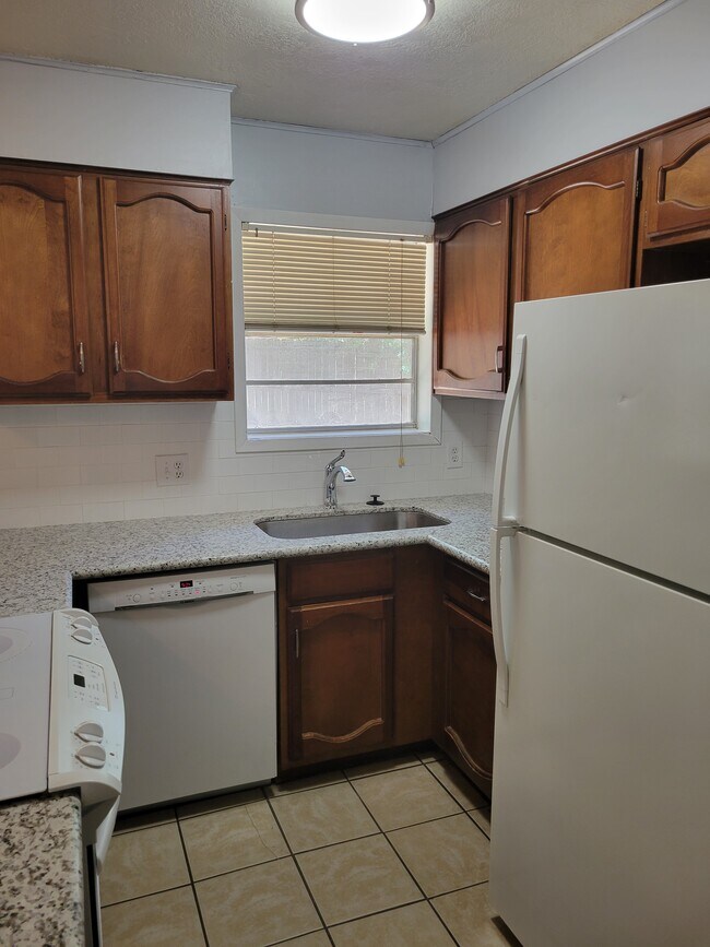 Foto del edificio - 1907 Pine Tree Dr