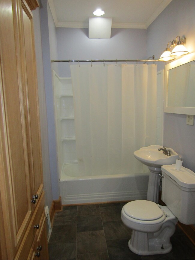 Building Photo - 3336 N Bartlett Ave