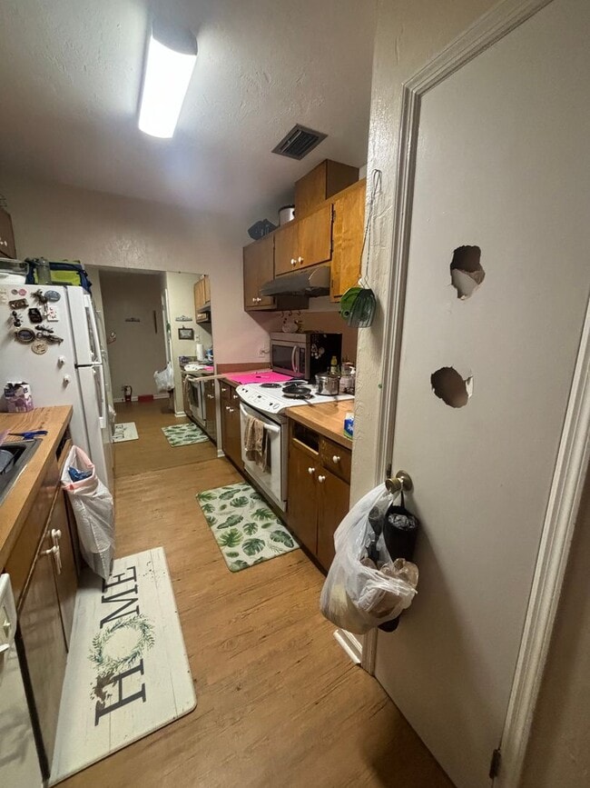 Building Photo - Spacious 2 bedroom!