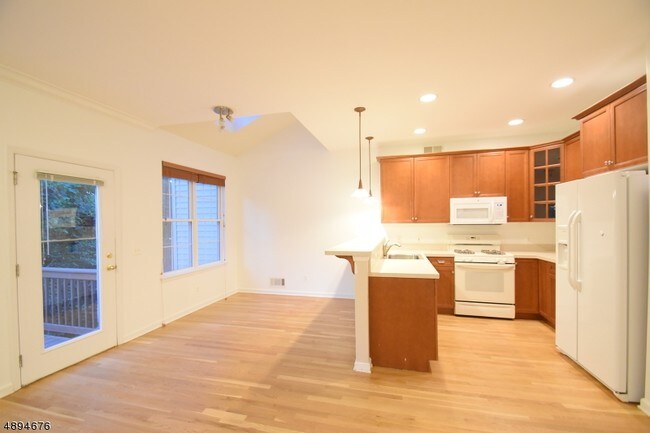 Building Photo - 15 Silver Leaf Ct