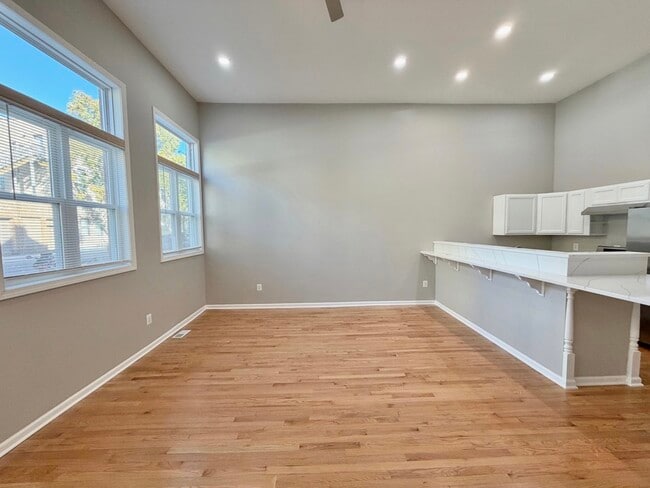 Building Photo - 1013 W 19th St