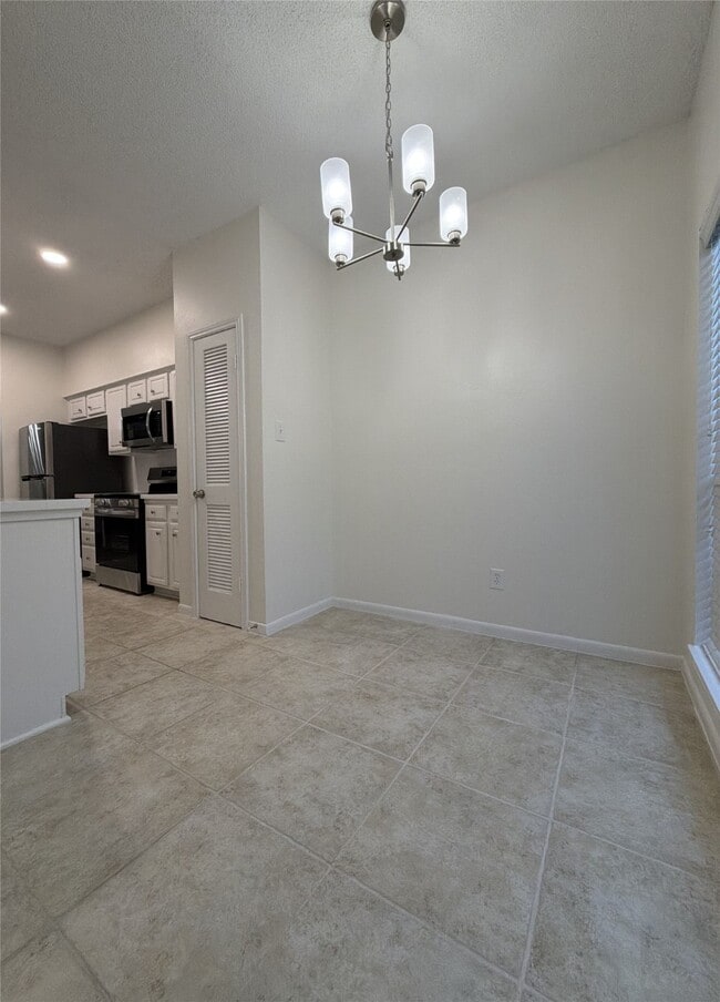 Building Photo - 1025 Fountain View Dr