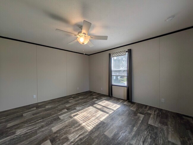Foto del edificio - 15881 Villaire Ave