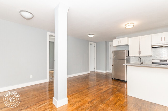 Foto del edificio - 327 E 19th St