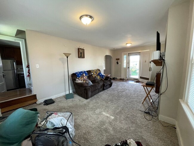 Building Photo - Spacious 3 Bedroom/2 Bathroom Home on Quie...